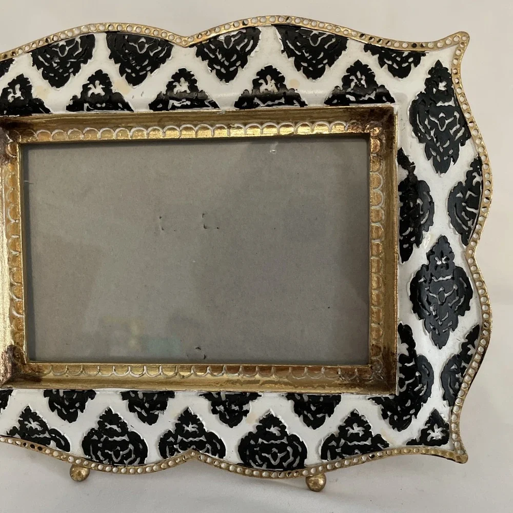 Sicura Tandoor Ikat Black White Gold Resin 7